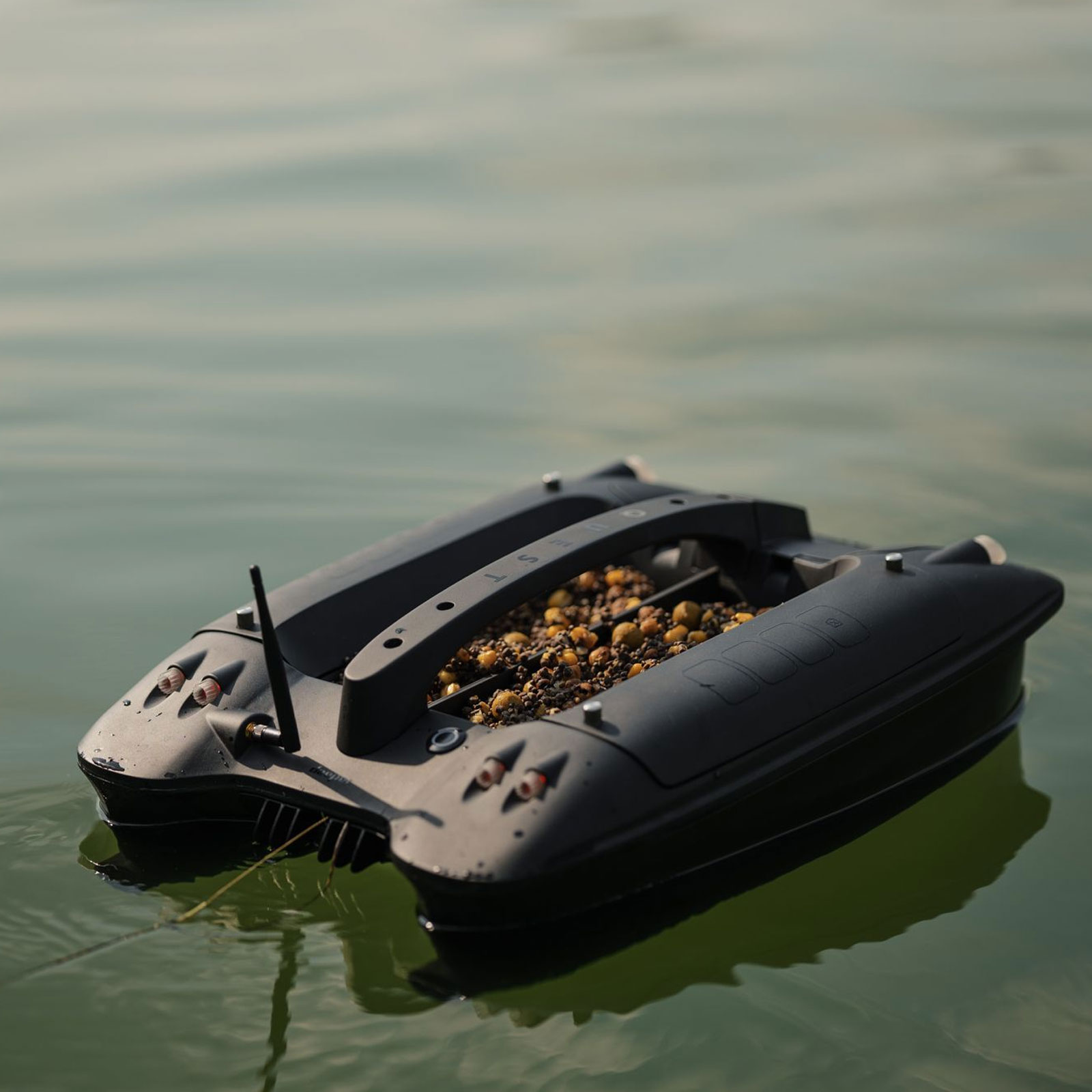 Deeper Quest Bait Boat Futterboot befüllt